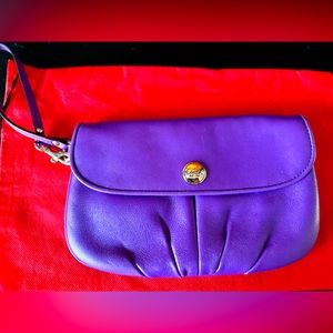 ✨💜 Purple Coach wristlet 💜✨